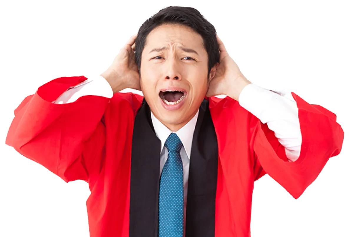 頭を抱える男性の写真